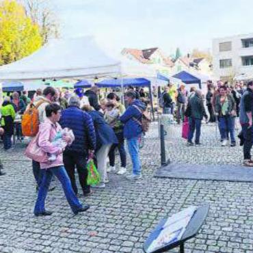 Zwei Erntezeiten pro Jahr - Der samstägliche Markt auf dem Sternenplatz hat sich zu einem beliebten Treffpunkt entwickelt. Leider sind nicht jedes Mal so viele Leute vor Ort wie auf diesem Bild.