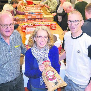 Chlaussackaktion des Kiwanis Clubs - Dass sie berücksichtigt wurden, begeistert Gabriela Meissner vom Verein «Hörschatz». «Diese Institution zu unterstützen, entspricht ganz dem Sinn des Kiwanis Clubs Lindenberg», sagen Hans Däpp (links), Obmann Soziales im Kiwanis Club Lindenberg und deren Präsident Burkard Kreyenbühl. Bild: Sabrina Salm
