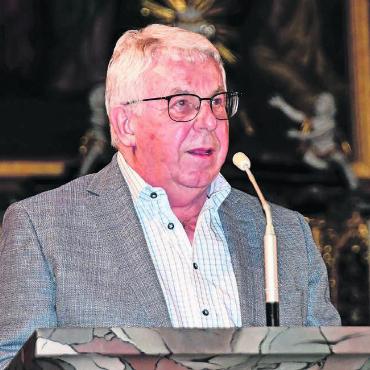 Bald startet das Grossprojekt - Kirchenpflege-Präsident Josef Brunner führte durch die Versammlung. Er führt die Kirchenpflege auch in die nächste Amtsperiode. Bild: Daniel Marti