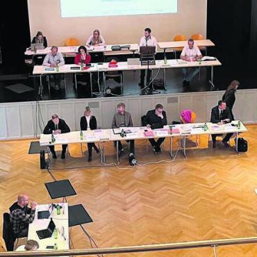 SVP auf verlorenem Posten - Der Einwohnerrat debattierte unter anderem über verschiedene Steuergeschäfte. Bild: Chregi Hansen