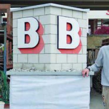 Zufriedene Kundschaft ist seine beste Werbung - Eigenbau: Andreas Bürgisser hat sein Firmenlogo eigenhändig geschaffen. Bild: rts: