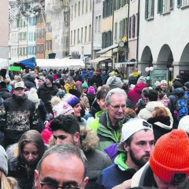 Vermutlich ein Rekordjahr - Dichte Menschenmengen in der Marktgasse am Sonntag. Bilder: Celeste Blanc (8) / zg (1)