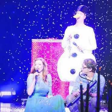 Weihnachten kann kommen - Der Schnee am Schluss darf nicht fehlen: Sarah Madeleine Kappeler und Lukas Stäger beim letzten Song, unterstützt vom omnipräsenten Schneemann.