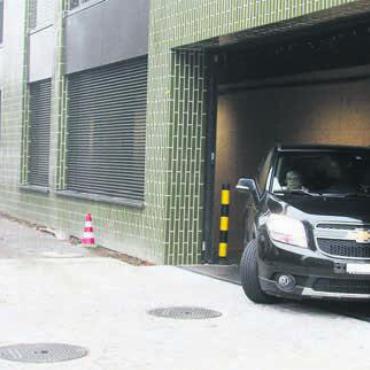 Ausfahrt wird zum Streitpunkt - Eine Streckenführung, die schwierig zu meistern ist: Bei der neuen Ausfahrt aus der Migros-Garage ist Geschick gefragt, oft müssen Automobilisten zwei Anläufe nehmen. Bild: mo