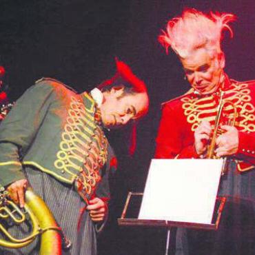 Weihnachten kann kommen - Den richtigen Ton treffen: Bernhard Stöckli (links) und Andreas Manz haben die künstlerische Leitung und führen als Clowns durchs Programm. Bild: chh