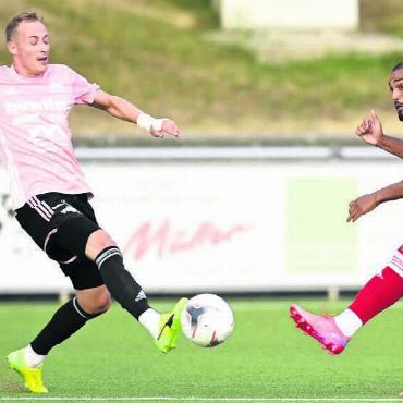 Letztes Spiel mit 27 Jahren - Basil Gmür (links) im Duell gegen den FC Baden. Früher hat er selbst für die Badener die Fussballschuhe in der 1. Liga geschnürt. Jetzt beendet er seine Karriere. Bild: Archiv/awa
