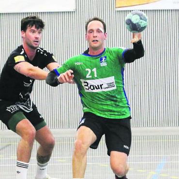 Routine setzt sich durch - Daniel Schmid (rechts) und der HC Mutschellen gewinnen gegen die im Schnitt deutlich jüngeren Ehrendinger Rookies. Bild: Archiv/jl