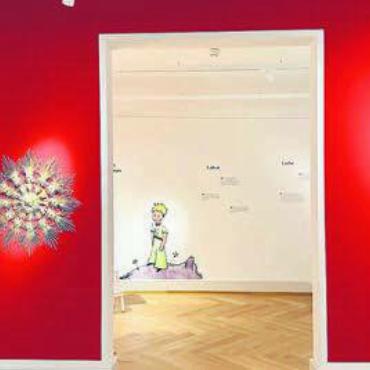 «Man sieht nur mit dem Herzen gut» - Strohsterne und der «Kleine Prinz». Alles ist in der Ausstellung miteinander verwoben.