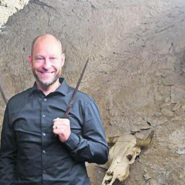 Auf der Jagd nach Inspirationen - Der Keller der Musikschule hat etwas Mystisches: Genau der richtige Ort für Dennis Andermatt, um sein Buch «Märlimatt» vorzustellen. Bild: Daniel Marti