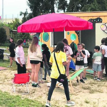 Stolz auf eigene Arbeit - Während der warmen Herbsttage genossen zahlreiche Jugendliche die Angebote im Rahmen des Projekts «Bubble Lounge 2022». Bilder: Celeste Blanc / zg