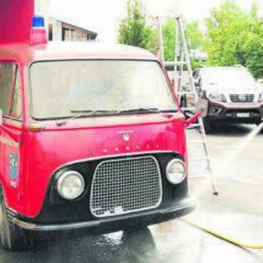 Zeitzeugen bewahren - Der Ford Taunus Transit bei seiner ersten Dusche nach Jahren der Einlagerung.