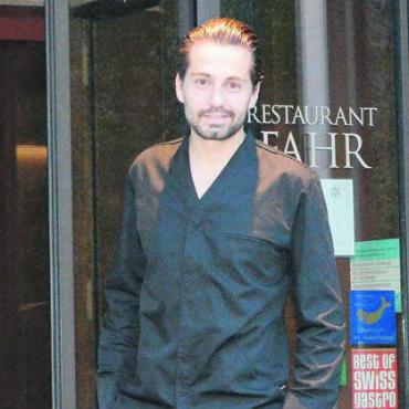 Der Star der Region - Schon früh wusste Manuel Steigmeier, dass er Koch werden will. Früher kochte er das Mittagessen für seine drei Brüder, heute serviert der 27-jährige Sternekoch Haute Cuisine im eigenen Restaurant. Bilder: Celeste Blanc / zg