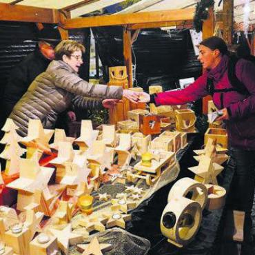 Begegnungen im Lichtermeer - Die Holzprodukte von Erwin und Annemarie Berger aus Boswil waren gefragt an diesem Tag.
