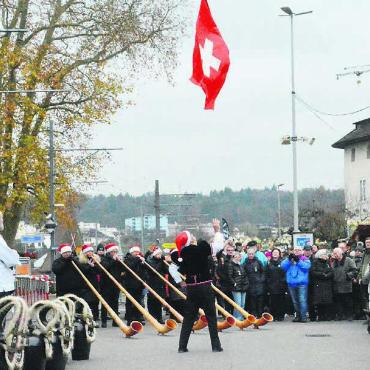 Ein Städtli voller Sterne - Der Fahnenschwinger zeigte zu den Klängen der Alphorngruppe Reusstal sein beeindruckendes Können. Bilder: Celeste Blanc