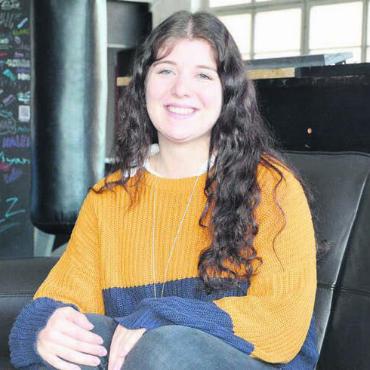 Politik der Jugend - «Mit der Jugendsession werden die Anliegen der Jugendlichen in der Gemeinde ernst genommen.» Die neue Sozialarbeiterin Stefanie Suter ist begeistert vom Projekt Jugendsession. Bild: Celeste Blanc