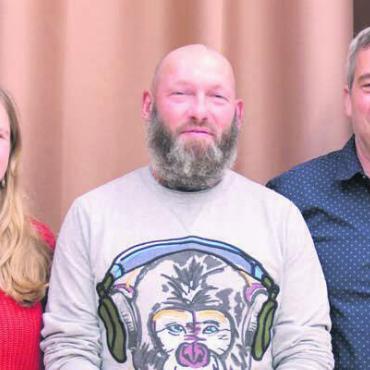 Spannender Abend - Beim Saustich in der Kategorie Ordonnanz waren vorne dabei: (v.l.) Muriel Signorell ( 3. Platz), Max Leipold-Beck (1. Platz) und Marcel Bühler (2. Platz). Bild: zg