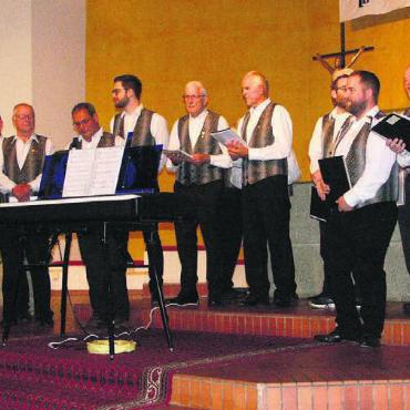 Spontane Lieder beim Raclette - Der Liederkranz konzentrierte sich auf traditionelles Liedgut. Bild: Vincenz Brunner