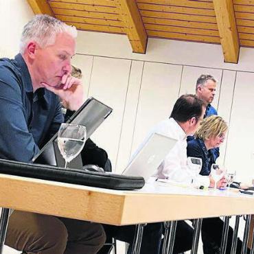 Bedenken aus dem Weg geräumt - Stellten sich den Fragen der Bevölkerung: (v. l.) Daniel Schwegler, Nadja Koch, Christian Widmer (Ammann), Marianne Horner (Gemeindeschreiberin), Bernhard Koch. Bild: Sabrina Salm