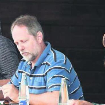 Vorwurf einer Kampagne - Mit seiner Beschwerde hat sich der Gemeinderat schützend vor Gemeindeschreiber Christoph Weibel (2. v. l.) gestellt. Bild: Archiv