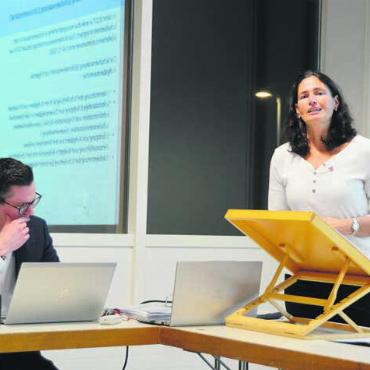 Ein böses Erwachen - Weil Gemeindeammann Carlo Silvestri krankheitshalber abwesend war, führte Vizeammann Silvia Koch durch die Versammlung, unterstützt durch Gemeindeschreiber Lukas Isler. Zuletzt gab es Lob aus dem Plenum und Applaus: «Sie hat das gut gemacht, auch wenn es wohl nicht die einfachste Gemeindeversammlung war.» Bild: Annemarie Keusch