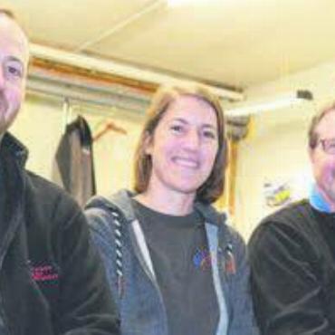 Zeitzeugen bewahren - Der Feuerwehrverein Waltenschwil baut ein altes Feuerwehrfahrzeug um. Auch (v. l.) Michael Baur, Jolanda Hofmann und Pirmin Imboden sind daran beteiligt. Bild: sab