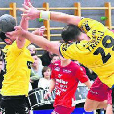 Wichtiger Punktgewinn - Muris Luiz Egger (rechts) durchwirft die Altdorfer Abwehr. Bild: tvm