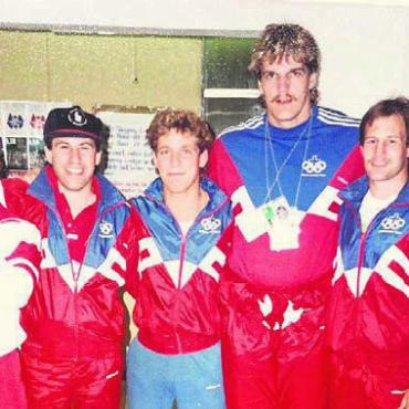 Prophezeiung der Ringerkenner - Man kennt sich heutzutage, wegen den gemeinsamen Erinnerungen an damals. Olympische Spiele 1988 in Seoul mit den beiden Ringerlegenden: Von links: Hugo Dietsche, Urs Neyer, Ludi Küng, Kugelstösser Werner Günthör und René Neyer. Bild: zg