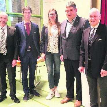 Nächstes Jahr wird gefeiert - Der Gemeinderat Sarmenstorf mit (von links) Marco Lüthi, Ramon Winterberg, Nadine Baur, Magnus Döbeli (Vizeammann) und Meinrad Baur (Gemeindeammann) brachte alle seine Anträge durch. Bild: mub