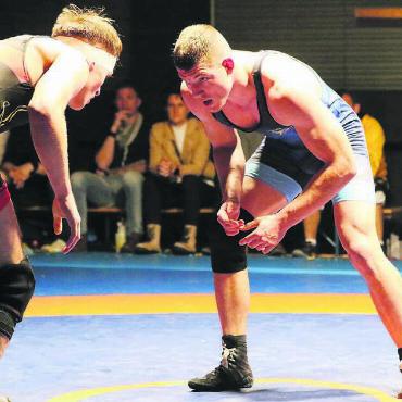 Mit Wallis-Power zu Bronze - Tanguy Darbellay (rechts) hat Tobias Betschart zweimal bezwungen. An ihm lag es nicht, dass der Final verpasst wurde. Auch wenn er selbstkritisch sagt: «Auch ich habe einen Punkt abgegeben.» Bild: Josip Lasic
