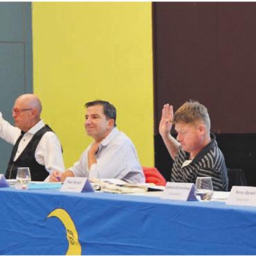 Zehn Traktanden, null Fragen - Grosse Einigkeit an der «Gmeind» in Boswil, zur Freude der Gemeinderäte und des Gemeindeschreibers, von links: Michael Weber, Jakob Dolder, Roger Rehmann, Peter Wyrsch, Gabriela Schönenberg und Roman Bamert. Bild: Annemarie Keusch