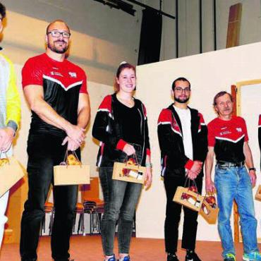 Wie ein Familientreffen - Ehrung der anwesenden Schweizer und Aargauer Meister, von links: Nicola Niederer, Roger Strasser, Anina Rohner, Marco Stocker, Max Hüsser und Rolf Koch. Bild: Richard Gähwiler