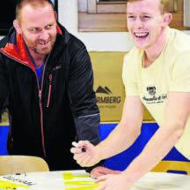 Gemeinsam in den Final - Mit Spass dabei: Trainer Marcel Leutert und sein Sohn Nino.