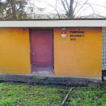 Massive Kostensteigerung - Das Quellwasserpumpwerk Erlismatt soll komplett rückgebaut und dessen Parzellen verkauft werden. Der Wasserpreis wird dadurch deutlich teurer. Bild: zg