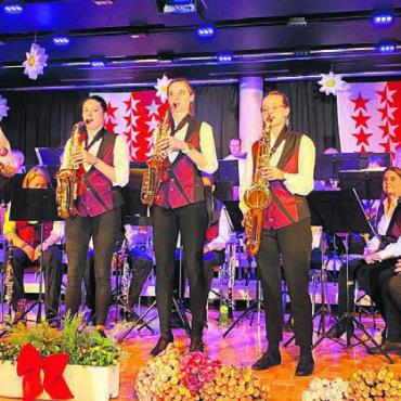 Das Publikum «giggerig» gemacht - Der Musikverein Concordia Hägglingen passte sein Programm dem ungewohnten Rahmen an und setzte an diesem Abend vorwiegend auf Unterhaltungsmusik. Bilder: sp