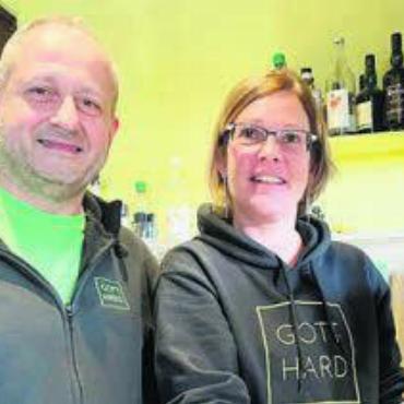 Ein wenig «Chäber»-Feeling - Wirt Alessandro Arreghini und seine Partnerin Amanda Isenring erfreuen sich grosser Beliebtheit. Bild: awa