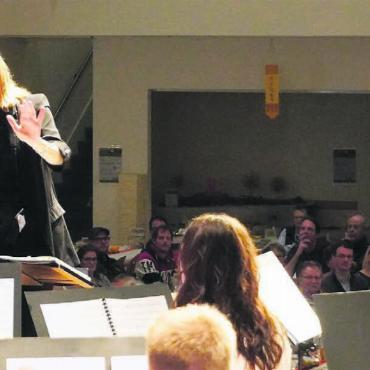 Stadtmusik «auf neuen Wegen» - Emilie Chabrol kann mit einem kleinen Fingerzeig und ihrem Blick ein ganzes Orchester führen. Bild: Hans Rechsteiner