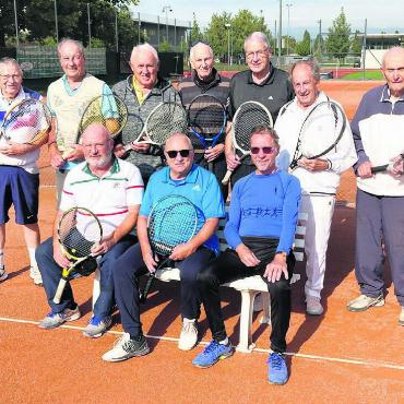 Weil Tennis jung hält - Seit 15 Jahren organisiert Edwin Riesen (links) den wöchentlichen Seniorentreff auf der Wohler Anlage. Inzwischen gibt es parallel dazu auch ein Angebot für die Seniorinnen. Bild: zg