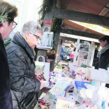 Stimmungsvoller Einkauf - Am Wohler Adventsmarkt fanden alle Besucher tolle Artikel für die Weihnachtszeit. Für sich selber oder zum Verschenken. Bild: chh
