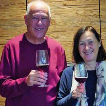 Weinliebhaber besuchen gerne das Wyhus Zünd - Maria Teresia und Erwin Zünd schenken einen erlesenen Aargauer ein. Bild: rts