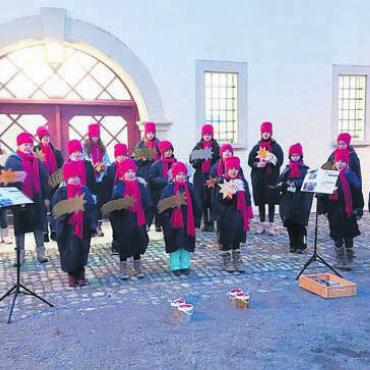 400 Jahre alte Lieder zum Klingen bringen - Kinder und Jugendliche aus der Bremgarter Kantorei und Heinrika Rimann Beltrán halten den uralten Brauch des «Umesinge» aufrecht. Bild: Kantorei
