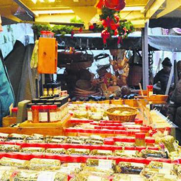 Vermutlich ein Rekordjahr - An 250 Ständen boten die Marktfahrenden ihre Ware feil. Hier gab es eine reichliche Auswahl an Gewürzen und Tees.