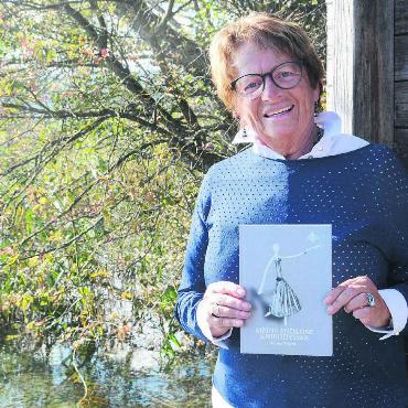 Den Mut nicht verlieren - Endlich kann sie wieder lachen. Gesundheitlich geht der Weg von Beatrice Widmer aufwärts. Nun hat sie über ihre Geschichte ein Buch veröffentlicht. Bild: Chregi Hansen