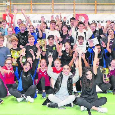 Geglückter Neustart - Sämtliche Siegerteams vereint: Die Unihockey-Night von Kanti und bbz Freiamt-Lenzburg war ein Erfolg. Bild: zg
