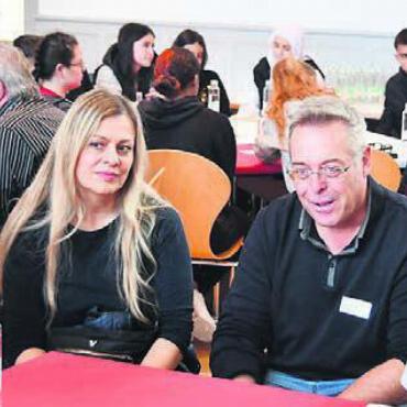 Ideen für ein besseres Wohlen - Die Einwohnerräte Franziska Matter (Grüne) und Marc Läuffer (SVP) mitten im Gespräch.