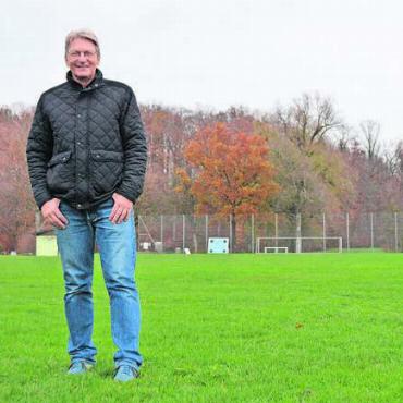 Fussballschule in Gefahr - Michael Zehn auf dem Fussballfeld in Waltenschwil. Das Feld sei in einem schlechten Zustand, sagt der Co-Leiter der Fussballschule Waltenschwil. Bild: Annemarie Keusch