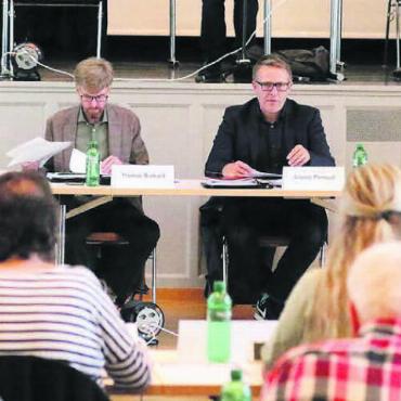 Vorwurf einer Kampagne - Der Gemeinderat steht dem Gemeindeschreiber zur Seite bei der angeblichen Kampagne dieser Zeitung gegen seine Person (von links): Gemeindeschreiber Christoph Weibel und die Gemeinderäte Denise Strasser, Thomas Burkard, Arsène Perroud, Ariane Gregor und Roland Vogt. Bild: Archiv
