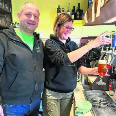 Ein wenig «Chäber»-Feeling - Der «Gotthard» wird zur Kult-Beiz: Wirt Alessandro Arreghini und Partnerin Amanda Isenring. Bild: Stefan Sprenger