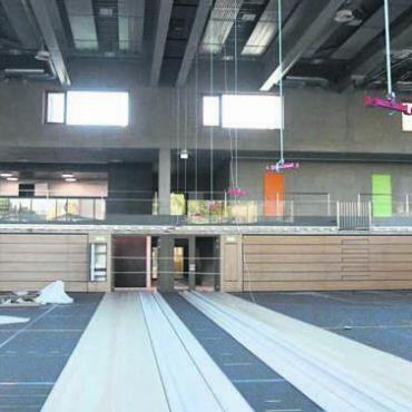 Einzigartig und modern - Die grosszügige Halle selber bietet Platz für alle möglichen Sportarten und Schulunterricht – alle Geräte und die Tribünen sind in den Wänden versenkt. Bilder: Daniel Marti