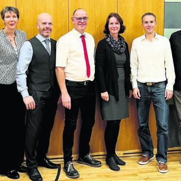 Wichtig für ein lebendiges Dorf - Der Stiftungsrat anlässlich der 17. Stifterversammlung (von links): Stefan Meyer, Sara Häfliger, Rafael Koch (Rücktritt per Ende 2022), Roger Buchacek (Präsident), Alexandra Meyer, Roger Meyer (neu), Daniel Koch und Corinne Weibel. Bild: Walter Minder