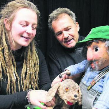Eine Reise mit Happy End - Jacqueline Neto Carneiro führt Hund Pablo und Willy Müller Bauer Beck.